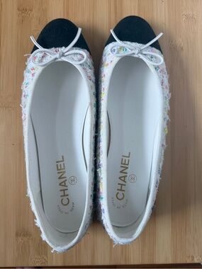 CHANEL White Tweed Ballet Flats with Multicolor Accents